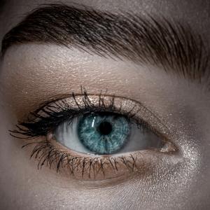 Quelle couleur d'ombre à paupières choisir pour maquiller des yeux bleus ?