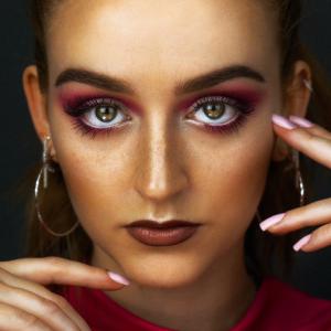 Comment appliquer votre fard à paupières : la base du maquillage