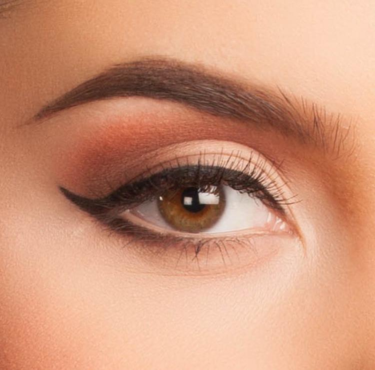 Utilisez le nouveau Mascara de sourcils WOW pour obtenir des sourcils parfaits! 